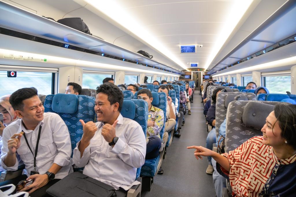 10月17日，乘客在行駛中的雅萬(wàn)高鐵高速動(dòng)車組列車車廂內(nèi)交談。