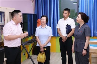圖③：“小公民法律課堂”開講前，全國人大代表殷其龍（右二）、重慶市人大代表李自玲（左二）聽取楊家坪中學(xué)負(fù)責(zé)人關(guān)于未成年人思想教育工作情況的介紹。