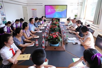 圖⑤：法治宣講結(jié)束后，重慶五中院組織召開座談會(huì)，聽取人大代表和朵力小學(xué)教師、家長代表對(duì)法院未成年人保護(hù)工作的意見建議。
