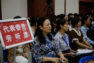 圖④：重慶五中院在西南政法大學(xué)開庭審理一起執(zhí)行異議之訴二審案，重慶市人大代表張濤（左一）、周藝梅（左二）和學(xué)生一起觀摩庭審。