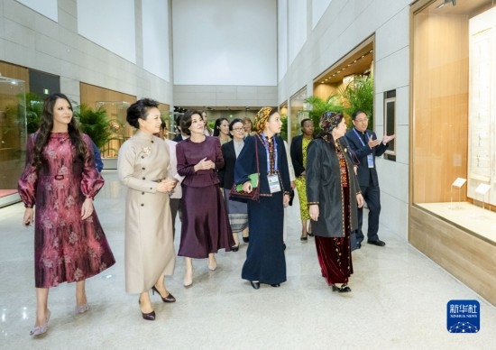  10月18日上午，國家主席習近平夫人彭麗媛邀請出席第三屆“一帶一路”國際合作高峰論壇的外方領導人夫人參觀中國工藝美術館（中國非物質文化遺產館）。這是彭麗媛同外方領導人夫人聽取中華戲曲文化介紹。新華社記者 翟健嵐 攝