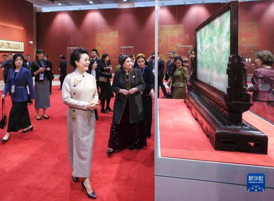  10月18日上午，國家主席習近平夫人彭麗媛邀請出席第三屆“一帶一路”國際合作高峰論壇的外方領導人夫人參觀中國工藝美術館（中國非物質文化遺產館）。這是彭麗媛同外方領導人夫人參觀展品。新華社記者 丁林 攝