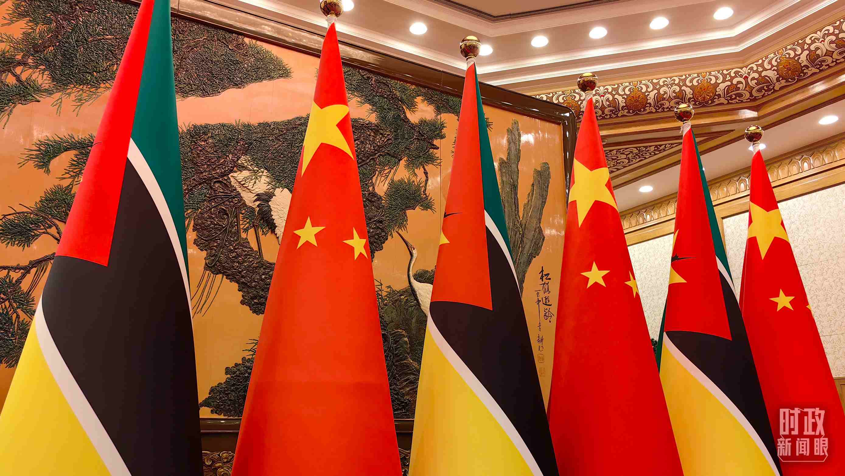 △會見現(xiàn)場，中國、莫桑比克兩國國旗。（總臺央廣記者潘毅拍攝）