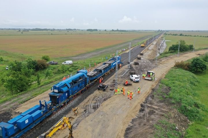 這是匈塞鐵路匈牙利段孔圣米克洛什-陶什站施工現(xiàn)場（5月30日攝，無人機(jī)照片）。新華社發(fā)（中國中鐵匈塞鐵路項(xiàng)目經(jīng)理部供圖）