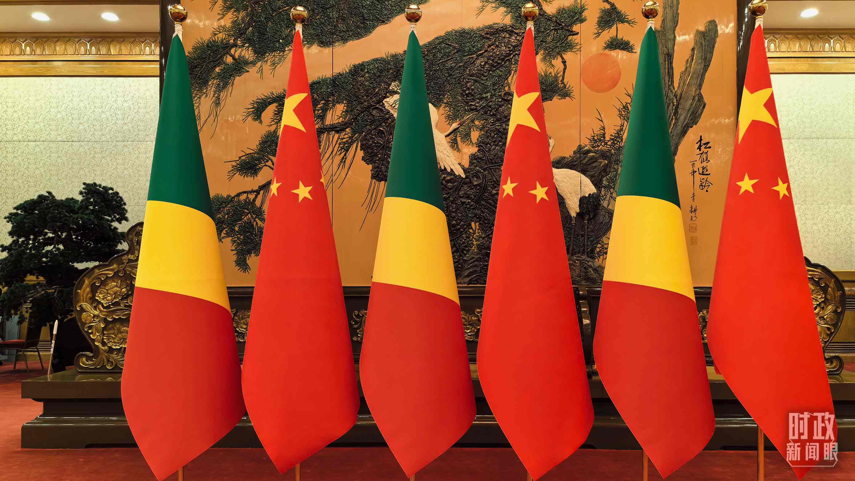 △會見現(xiàn)場的中國、剛果（布）兩國國旗。（總臺央視記者陸泓宇拍攝）