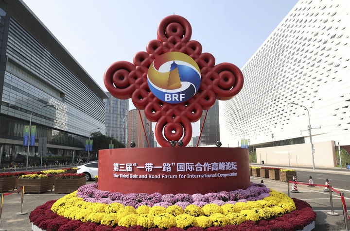 這是在北京國家會(huì)議中心附近拍攝的“一帶一路”國際合作高峰論壇景觀布置（10月17日攝）。新華社記者 陳斌 攝