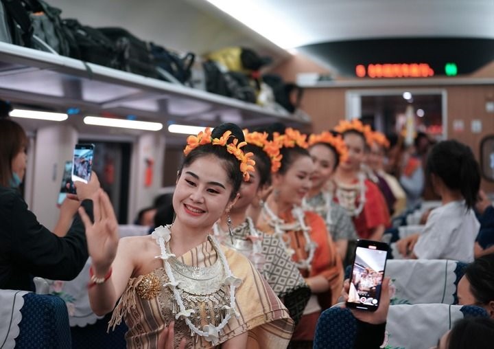 老撾工作人員在中老鐵路上開行的D887次國際旅客列車上表演（4月13日攝）。新華社記者 邢廣利 攝