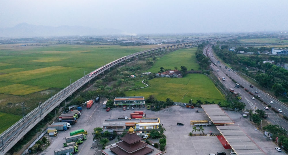 這是在印度尼西亞萬隆拍攝的一列行駛中的雅萬高鐵高速動車組列車（2023年10月17日攝，無人機照片）。新華社記者 徐欽 攝