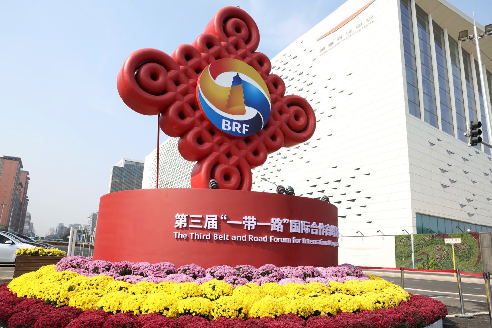 這是在北京國家會議中心附近拍攝的“一帶一路”國際合作高峰論壇景觀布置（2023年10月17日攝）。新華社記者 陳斌 攝