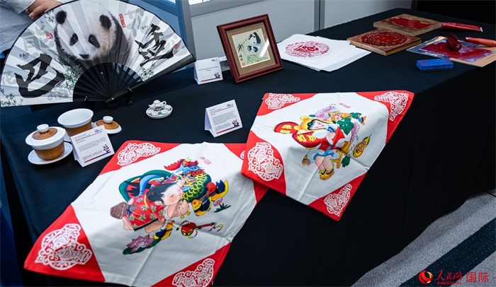 活動現(xiàn)場的現(xiàn)場文創(chuàng)展、互動體驗區(qū)、非遺區(qū)展示。人民網(wǎng) 郭錦標攝