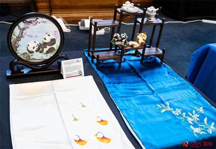 活動現(xiàn)場的現(xiàn)場文創(chuàng)展、互動體驗區(qū)、非遺區(qū)展示。人民網(wǎng) 郭錦標攝