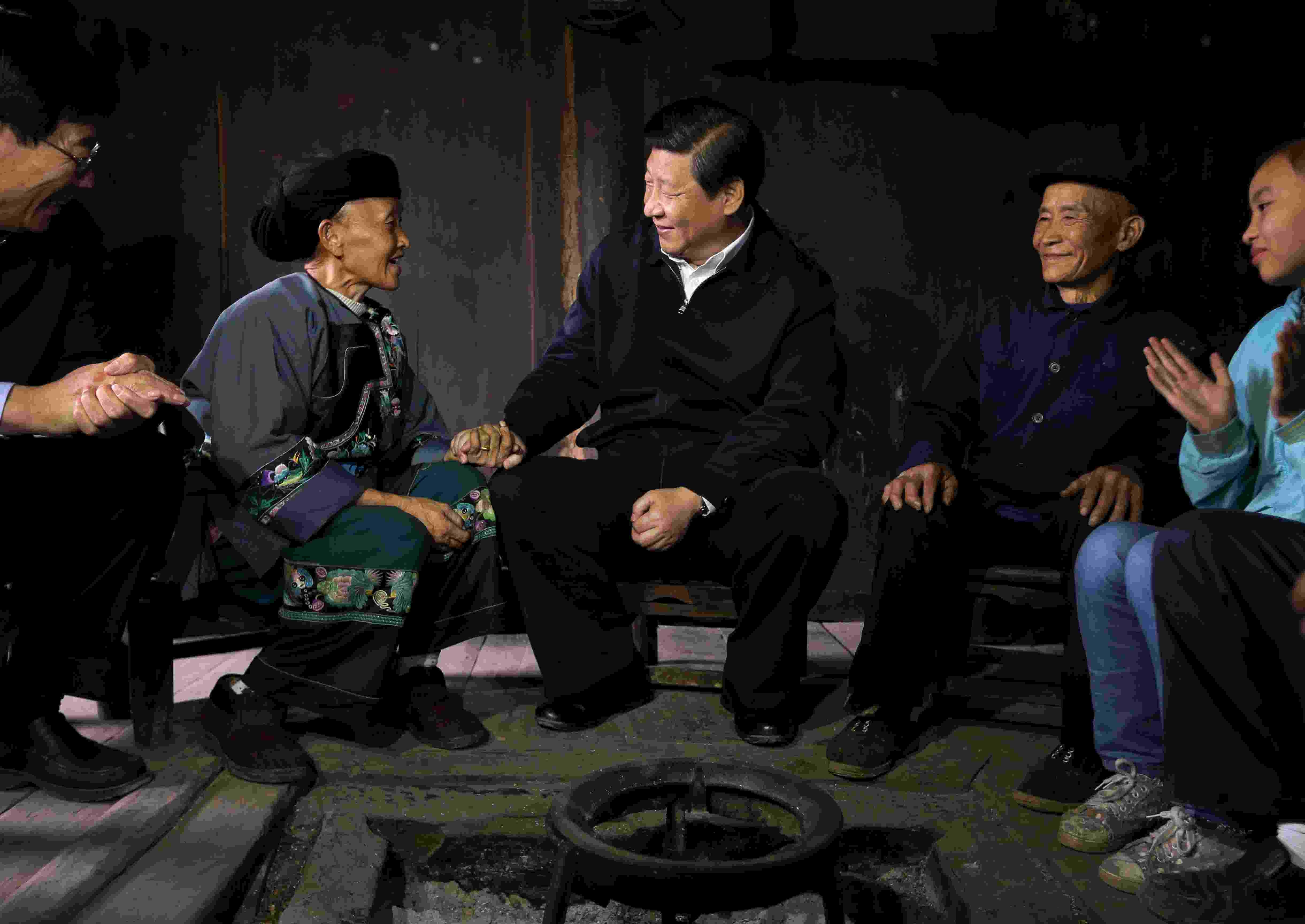 2013年11月3日，習(xí)近平在湖南花垣縣十八洞村，與石拔三老人握手交談。