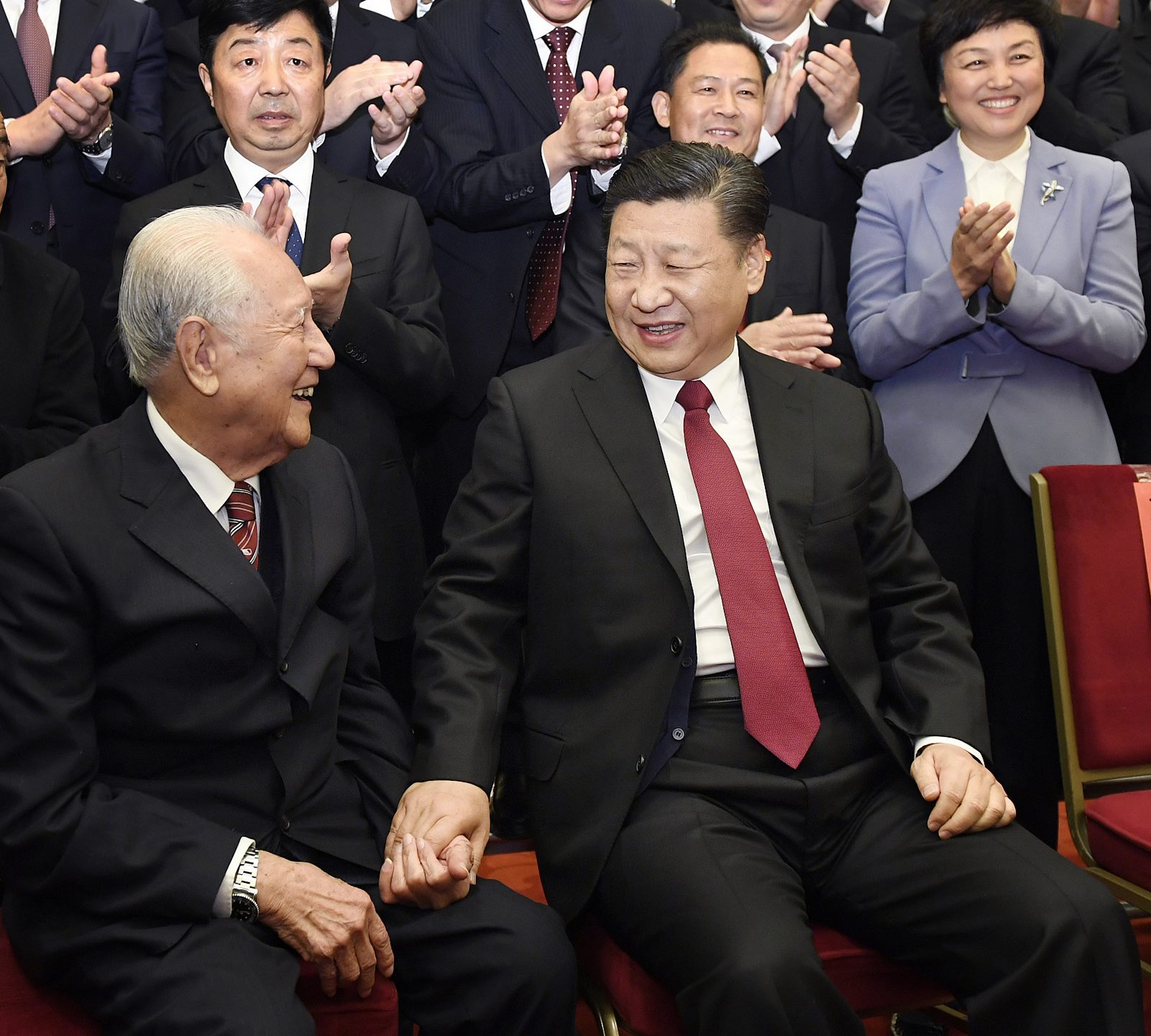 2017年11月17日，全國精神文明建設(shè)表彰大會在北京人民大會堂舉行。圖為習(xí)近平邀請黃旭華代表坐在自己身邊合影。