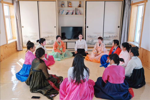 2023年6月，楊麗娜（后中）對擔(dān)任民宿管家的光東村村民們進(jìn)行標(biāo)準(zhǔn)化培訓(xùn)。（新華社記者金津秀攝）
