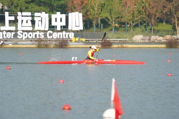 10月23日，杭州第4屆亞殘運會皮劃艇女子KL1級比賽，中國隊選手謝毛三在比賽中。人民網(wǎng)記者 李乃妍攝