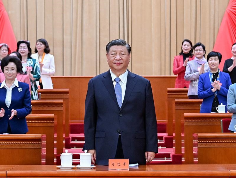 △2023年10月23日，中國(guó)婦女第十三次全國(guó)代表大會(huì)在北京人民大會(huì)堂開幕。這是習(xí)近平總書記在主席臺(tái)向與會(huì)代表致意。