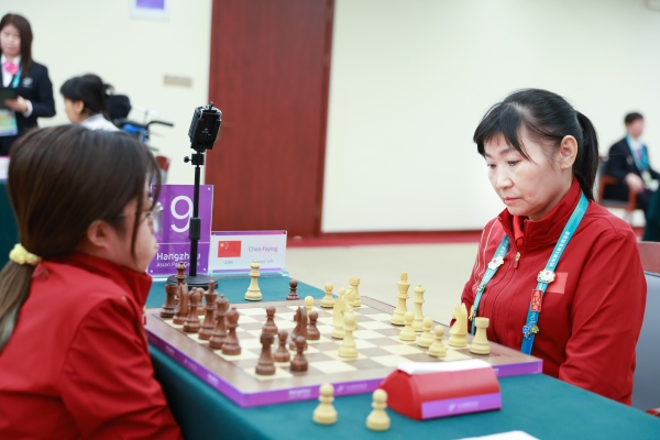 10月24日，杭州第4屆亞殘運(yùn)會(huì)國(guó)際象棋常規(guī)賽女子個(gè)人賽PI級(jí)第四輪舉行。圖為中國(guó)隊(duì)選手陳發(fā)英（右）、中國(guó)隊(duì)選手張?bào)愕言诒荣愔?。圖片來(lái)源：杭州亞殘組委