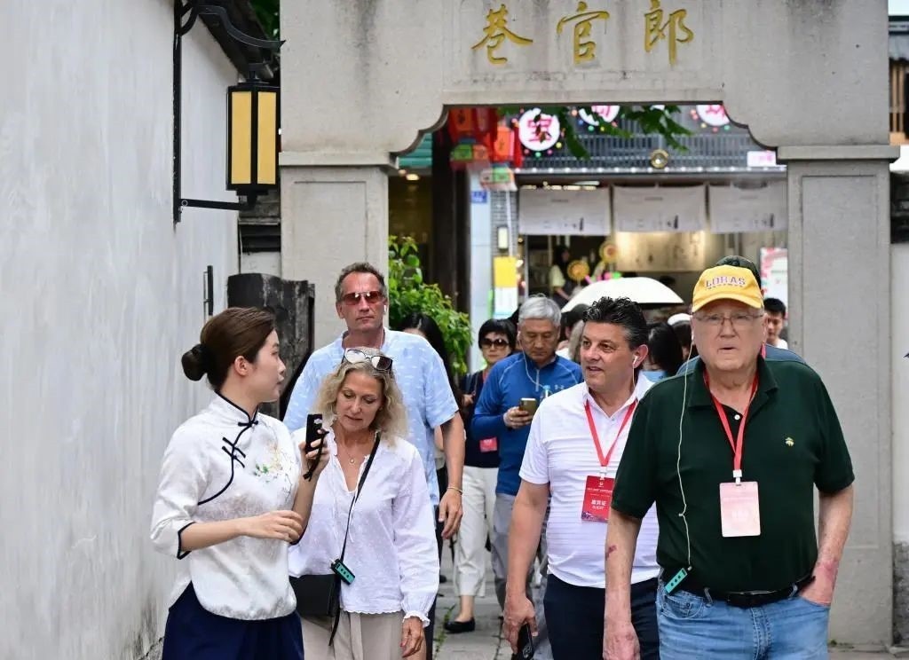 △2023年6月27日，“鼓嶺之友”部分成員和中美各界人士在福建福州南后街三坊七巷參觀訪問。