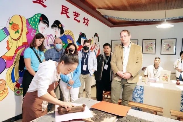 △美國(guó)席勒協(xié)會(huì)青年代表團(tuán)在四川感受中國(guó)傳統(tǒng)文化。