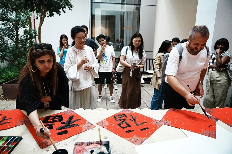 首屆國(guó)際傳播“絲路獎(jiǎng)”獲獎(jiǎng)代表等在廣州市荔灣區(qū)永慶坊參加文化交流活動(dòng)。楊爍壁、王燕攝影報(bào)道