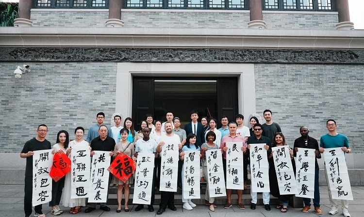 首屆國(guó)際傳播“絲路獎(jiǎng)”獲獎(jiǎng)代表等在廣州市荔灣區(qū)永慶坊參加文化交流活動(dòng)。楊爍壁、王燕攝影報(bào)道