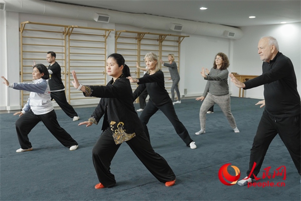 阿根廷武術(shù)俱樂(lè)部協(xié)會(huì)副會(huì)長(zhǎng)陳敏正在教學(xué)。人民網(wǎng)記者 張若涵攝
