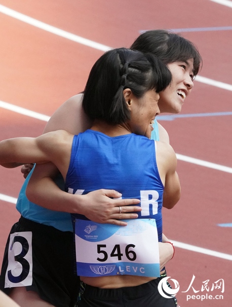 10月23日，杭州亞殘運(yùn)會(huì)田徑女子200米T36級(jí)比賽結(jié)束后，中國(guó)體育代表團(tuán)選手史逸婷(后)與韓國(guó)選手全珉彩相擁慶祝。人民網(wǎng)記者 胡雪蓉?cái)z