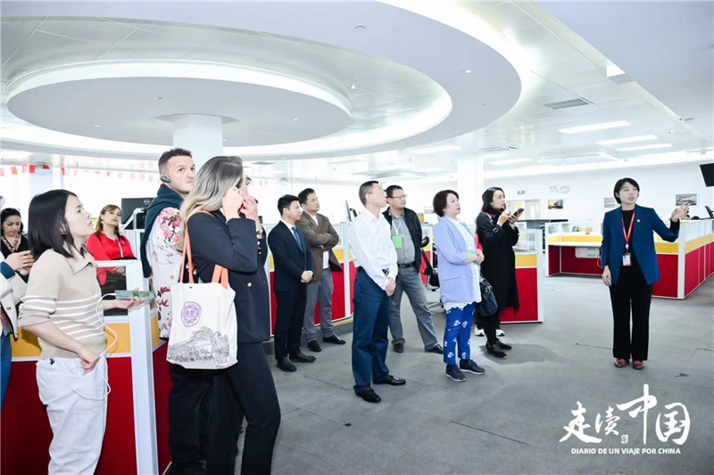 媒體記者參觀天津航空運營控制中心。主辦方供圖。