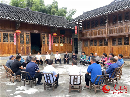 花垣縣石欄鎮(zhèn)朋巖村的院壩會。人民網 周靜圓攝