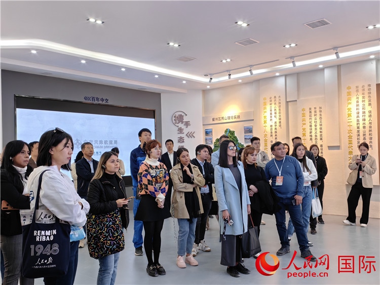 媒體記者探訪薊州礦山生態(tài)修復(fù)項(xiàng)目。人民網(wǎng)記者 符園園攝