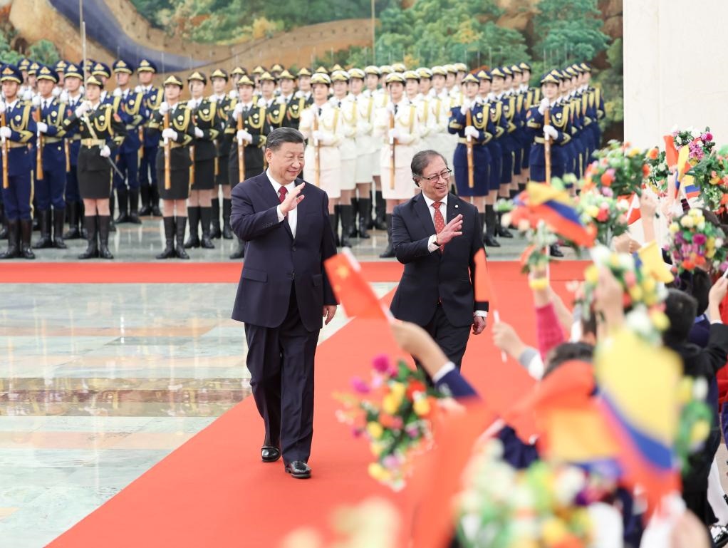 10月25日下午，國(guó)家主席習(xí)近平在北京人民大會(huì)堂同來(lái)華進(jìn)行國(guó)事訪問(wèn)的哥倫比亞總統(tǒng)佩特羅舉行會(huì)談。這是會(huì)談前，習(xí)近平在人民大會(huì)堂北大廳為佩特羅舉行歡迎儀式。