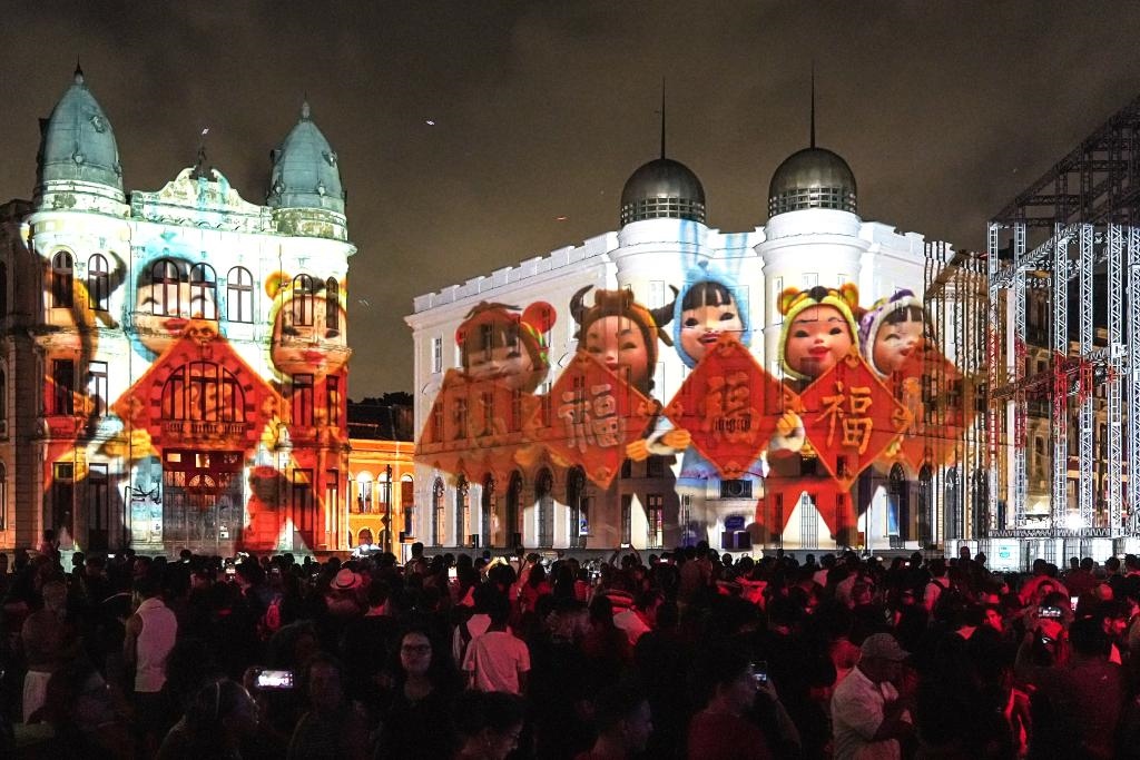 1月19日，在巴西累西腓市舉行的中國(guó)春節(jié)慶祝活動(dòng)上，大型燈光秀點(diǎn)亮夜空。