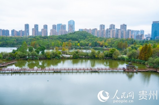 秋日時節(jié)，觀山湖公園景色美不勝收。人民網(wǎng) 陽茜攝