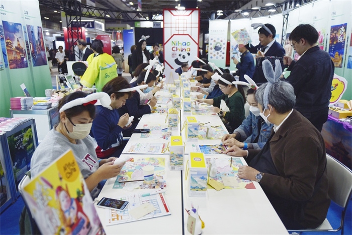 日本國際旅游博覽會中國展館北京非遺兔兒爺填色體驗工作坊。圖片由中國駐東京旅游辦事處提供