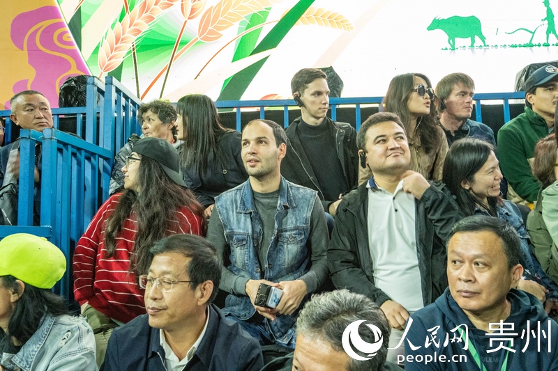 “村BA”決賽現(xiàn)場(chǎng)，看臺(tái)座無(wú)虛席。人民網(wǎng) 陽(yáng)茜攝