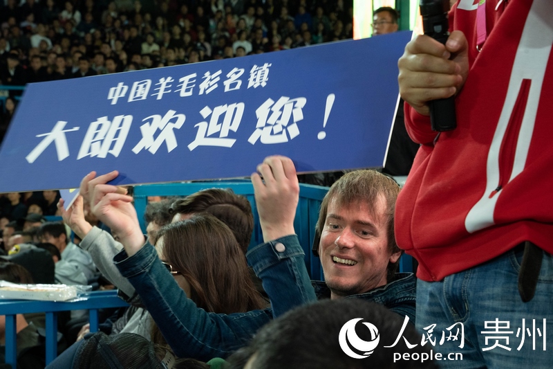 外媒記者舉起手牌為運(yùn)動(dòng)員加油。人民網(wǎng) 陽(yáng)茜攝