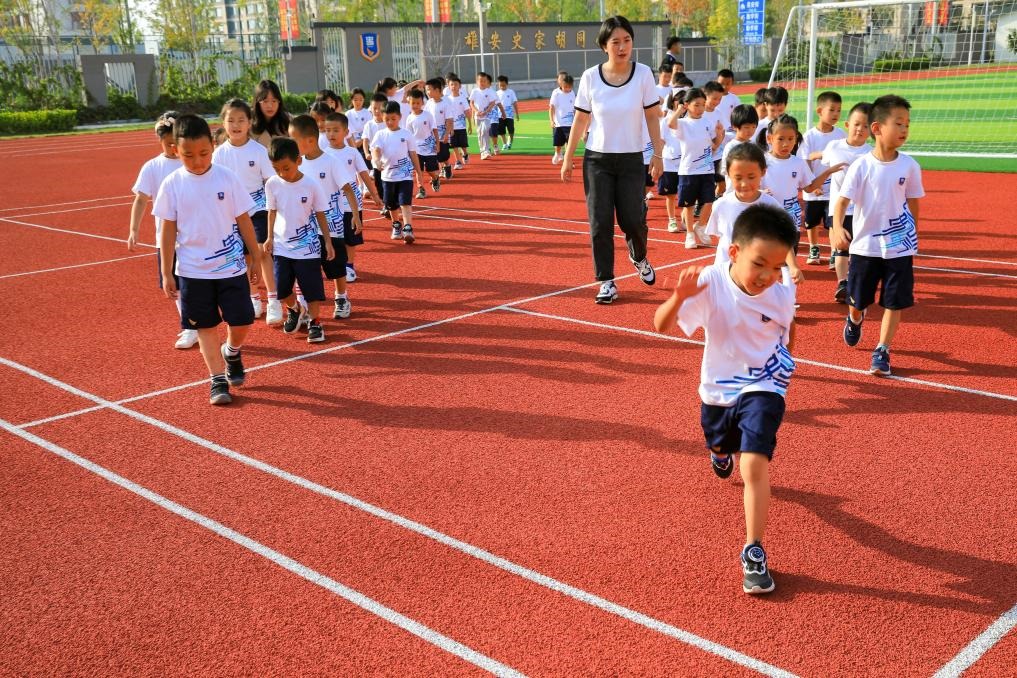 2023年9月，雄安史家胡同小學(xué)的學(xué)生們在操場上活動。新華社記者張鋮 攝