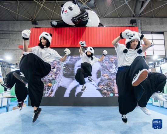  10月29日，街舞隊(duì)在日本大阪國(guó)際會(huì)展中心中國(guó)館表演街舞。新華社發(fā)（中國(guó)駐大阪旅游辦事處供圖）