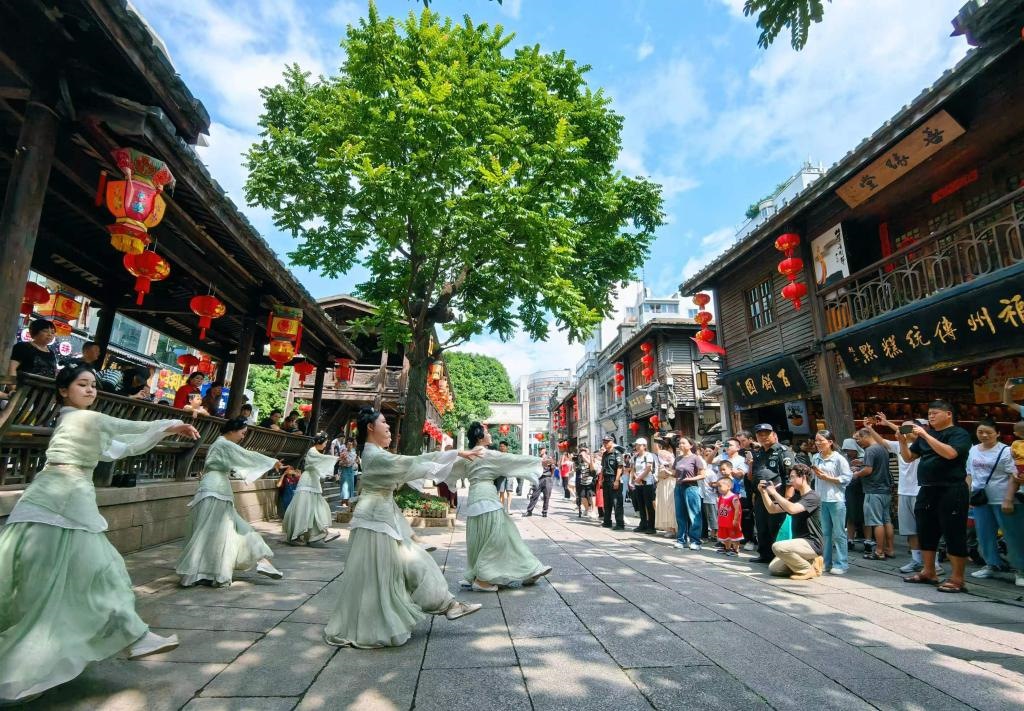 國慶節(jié)期間，福州市三坊七巷歷史文化街區(qū)上演《尋夢閩都》快閃。新華社發(fā)