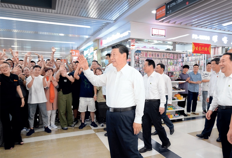 2023年9月20日至21日，中共中央總書記、國家主席、中央軍委主席習(xí)近平在浙江考察。這是20日上午，習(xí)近平在義烏國際商貿(mào)城考察時(shí)，同商戶親切交流。 新華社記者 李學(xué)仁/攝