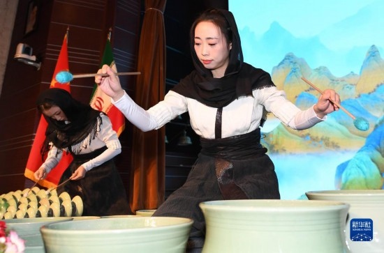 10月30日，演員在伊朗德黑蘭伊朗國家藝術(shù)科學(xué)院舉行的“青風(fēng)海上來”浙江青瓷巡禮開幕式暨“萬象中國·天下寧波”寧波文旅推介會(huì)開幕式上表演。新華社記者 沙達(dá)提 攝
