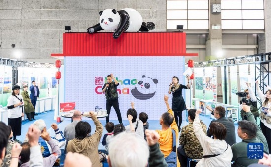  10月29日，游客在日本大阪國(guó)際會(huì)展中心中國(guó)館參與中國(guó)旅游知識(shí)問(wèn)答活動(dòng)。新華社發(fā)（中國(guó)駐大阪旅游辦事處供圖）