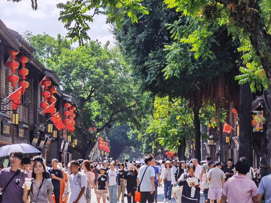 國慶節(jié)期間，三坊七巷歷史文化街區(qū)游人如織。新華社發(fā)