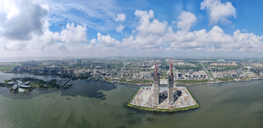 2022年9月4日，在服貿(mào)會(huì)首鋼園區(qū)金融服務(wù)專題展上，參觀者在中國(guó)民生銀行展臺(tái)咨詢金融業(yè)務(wù)。新華社記者 金皓原 攝