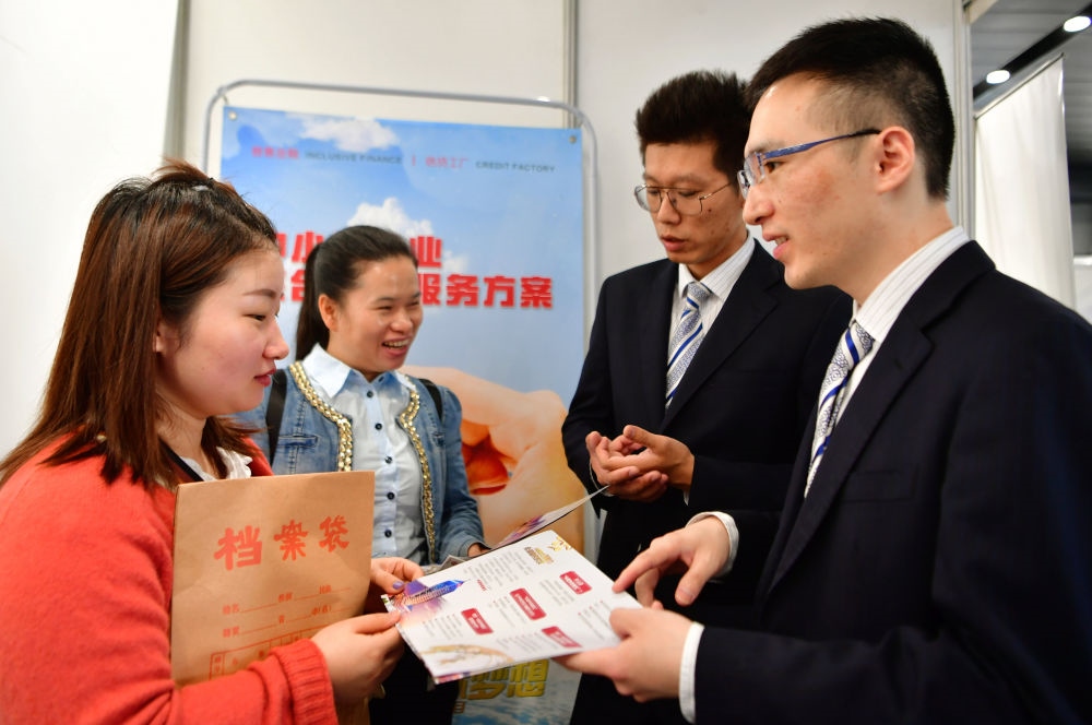 2019年5月9日，兩名鞋業(yè)公司的工作人員（左一和左二）向銀行工作人員咨詢中小微企業(yè)金融服務(wù)方案細(xì)則。當(dāng)日，福建自貿(mào)區(qū)福州片區(qū)稅企銀三方對(duì)接會(huì)在馬尾基金小鎮(zhèn)舉辦，來自傳統(tǒng)制造業(yè)、物聯(lián)網(wǎng)和電子商務(wù)等行業(yè)的企業(yè)代表參加對(duì)接會(huì)。新華社記者 魏培全 攝