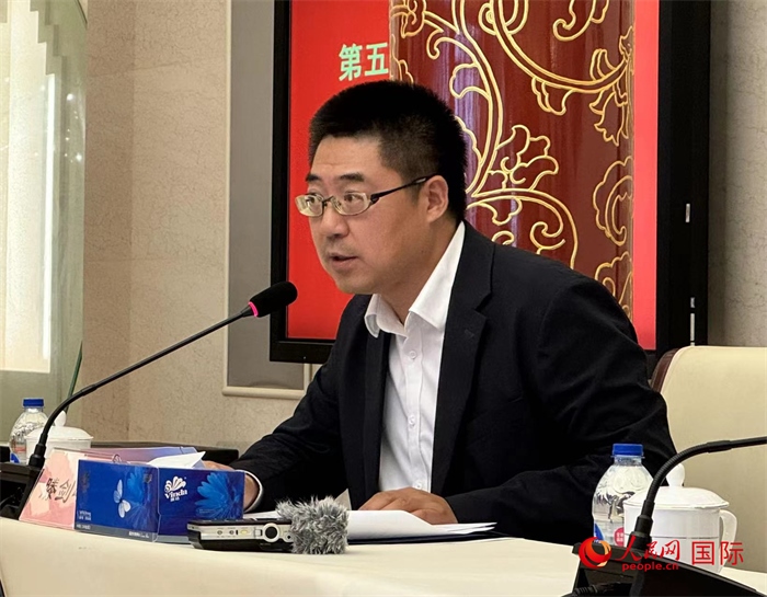 10月31日，歐美同學會副秘書長滕劍峰在第五屆中法文化論壇媒體吹風會上講話。（人民網(wǎng) 謝瑩攝）