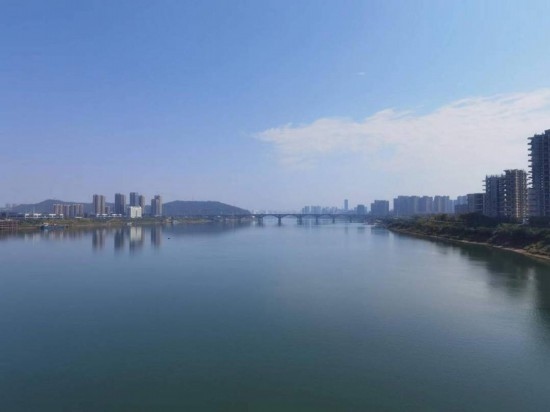 10月24日，在清水塘大橋景觀通道上拍攝的湘江景色。本報(bào)記者 常雯宜攝