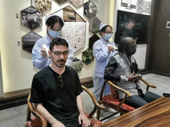 2023“一帶一路”媒體合作論壇聯(lián)合采訪團(tuán)團(tuán)員在九牛草展示館體驗(yàn)艾灸。（本報(bào)記者 黃超攝）