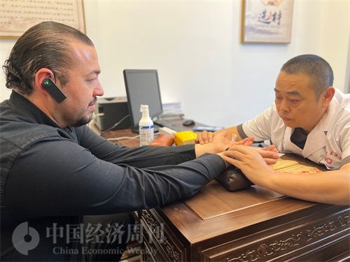  （外媒記者走進(jìn)中醫(yī)堂，問診中醫(yī)名師。中國(guó)經(jīng)濟(jì)周刊記者 郭志強(qiáng)攝）