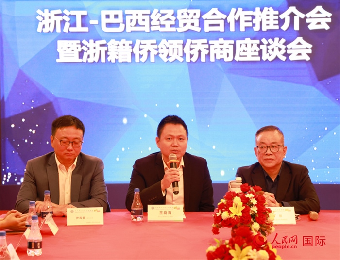 中國駐里約代總領(lǐng)事王尉育（中）在活動中致辭。人民網(wǎng)記者 陳海琪攝